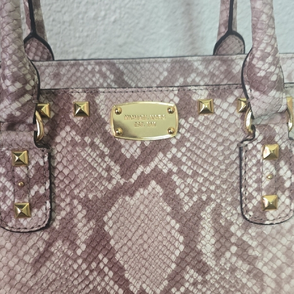 Michael Kors Pink Faux Snake Skin Leather Tote Bag W/ Gold Studs (NWOT)โจ๏ธ๐โจ๏ธ - Picture 3 of 10